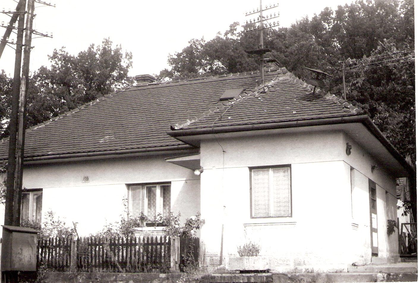  Trnavá Hora - strážny dom oproti výpravnej budove. Zvonkové návestidlo. Pohľad zo strany koľají. Foto: J. Kubáček, 7.9.1992. 178 x 124 