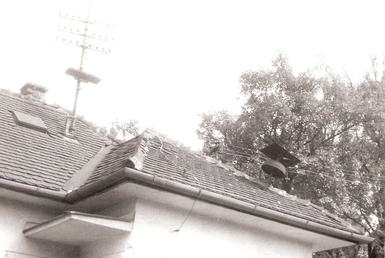  Trnavá Hora - strážny dom oproti výpravnej budove. Detailný pohľad na zvonkové návestidlo na streche. Foto: J. Kubáček, 7.9.1992. 179 x 126 