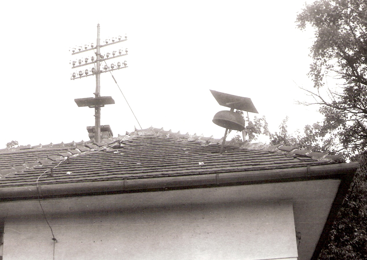  Trnavá Hora - strážny dom oproti výpravnej budove. Detailný pohľad na zvonkové návestidlo na streche. Foto: J. Kubáček, 7.9.1992. 179 x 125 