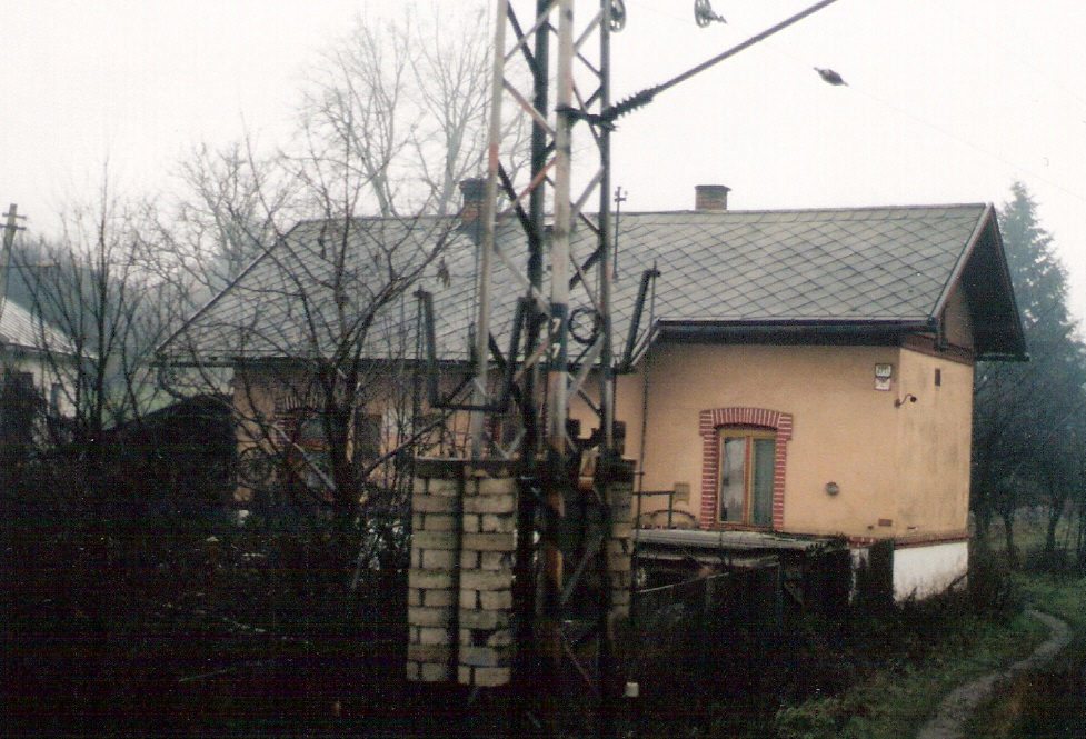 Vrútky - Dubná Skala, km 317,6 - strážny dom. Šikmý pohľad zo strany koľaje od Vrútok. Foto: M. Entner, 14.12.1996. 126 x 89, COLOR 