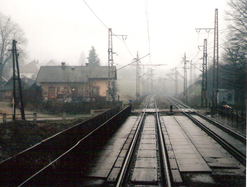  Vrútky - Dubná Skala, km 317,6 - strážny dom. Pohľad v osi koľaje od Vrútok. Foto: M. Entner, 14.12.1996. 126 x 89, COLOR 