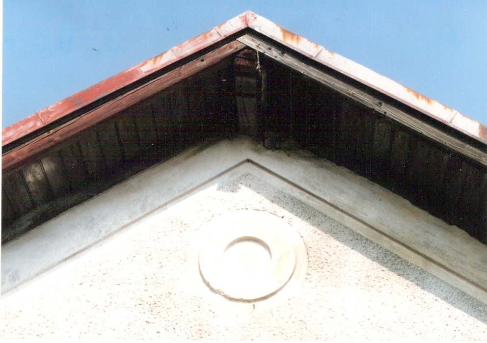  Senec - Bernolákovo, km 78,5 - strážny dom. Čelný pohľad na hrebeň krovu zo strany koľají. Foto: M. Entner, 9.3.1996. 126 x 89, COLOR 