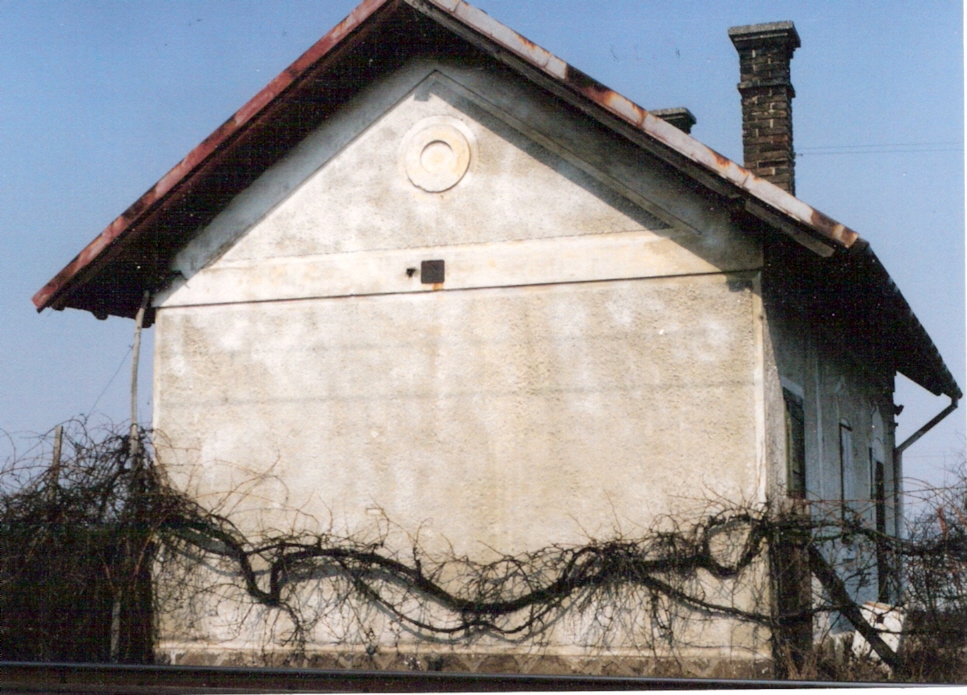  Senec - Bernolákovo, km 78,5 - strážny dom. Čelný pohľad zo strany koľají. Foto: M. Entner, 9.3.1996. 126 x 89, COLOR 