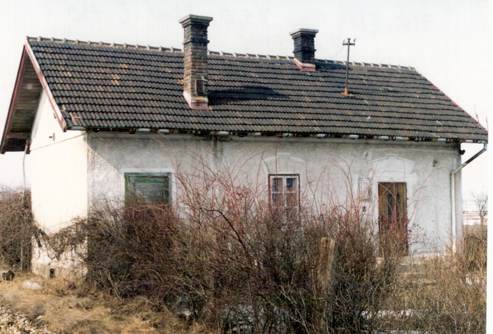  Senec - Bernolákovo, km 78,5 - strážny dom. Šikmý pohľad zo strany koľají od Nových Zámkov. Foto: M. Entner, 9.3.1996. 126 x 89, COLOR 