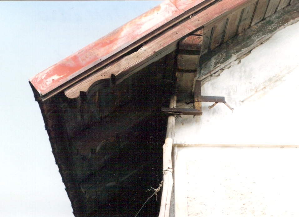  Senec - Bernolákovo, km 78,5 - strážny dom. Čelný pohľad zo strany koľají na ľavé ukončenie krokvy strechy. Foto: M. Entner, 9.3.1996. 126 x 89, COLOR 