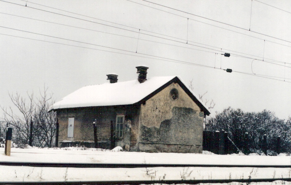 Bratislava hl. st. - Bratislava Vinohrady, km 1,0 - strážny dom. Zimný šikmý pohľad zo strany koľají od Žiliny. Foto: M. Entner, 1995. 126 x 89, COLOR 