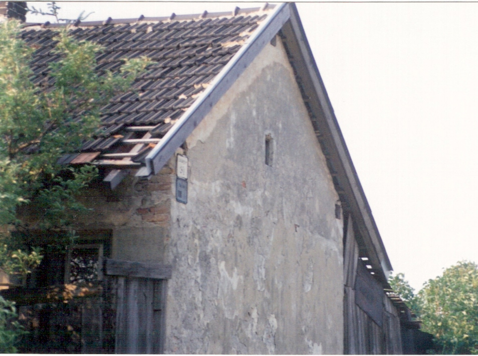  Bratislava hl. st. - Bratislava Vinohrady, km 2,2 - strážny dom. Šikmý pohľad zo strany koľaje od Žiliny na hornú časť priečelia. Foto: M. Entner, leto 1994. 126 x 89, COLOR 