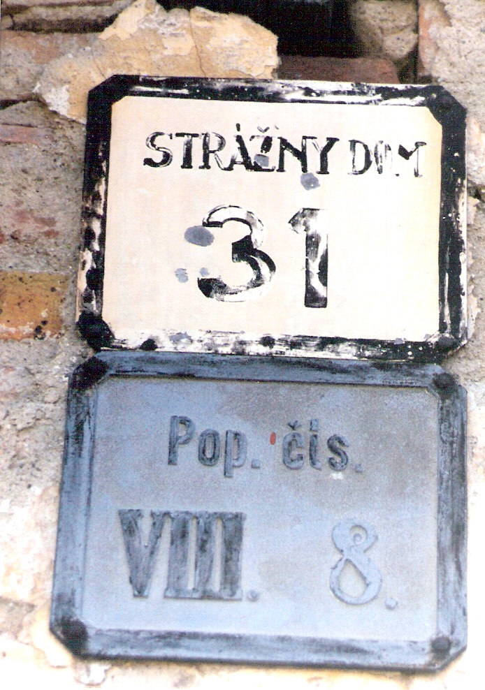  Bratislava hl. st. - Bratislava Vinohrady, km 2,2 - strážny dom. Tabuľka s číslom strážneho domu (31) a s popisným číslom. Foto: M. Entner, leto 1994. 89 x 126, COLOR 