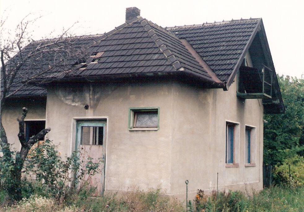  Bratislava Vinohrady - Bratislava-Rača, km 5,9 - strážny dom (býv. Rača odb). Šikmý pohľad zo strany koľají od Bratislavy. Foto: M. Entner, 10.1996. 126 x 89, COLOR 