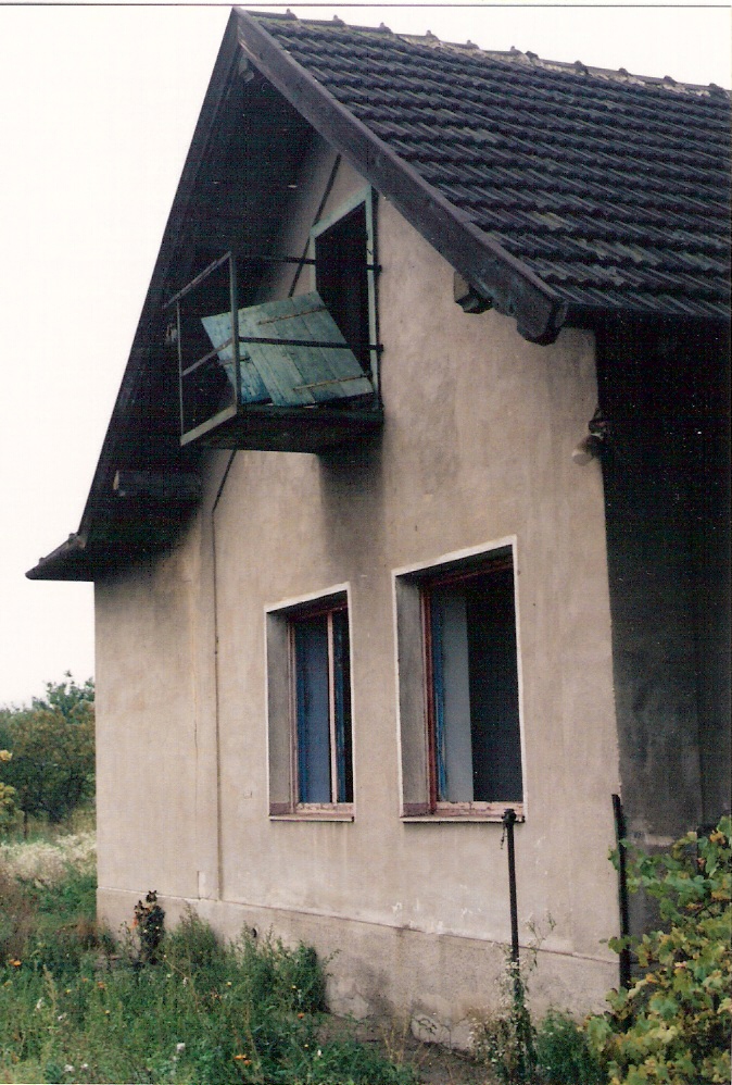  Bratislava Vinohrady - Bratislava-Rača, km 5,9 - strážny dom (býv. Rača odb). Šikmý pohľad zo strany koľají od Žiliny. Foto: M. Entner, 10.1996. 126 x 89, COLOR 