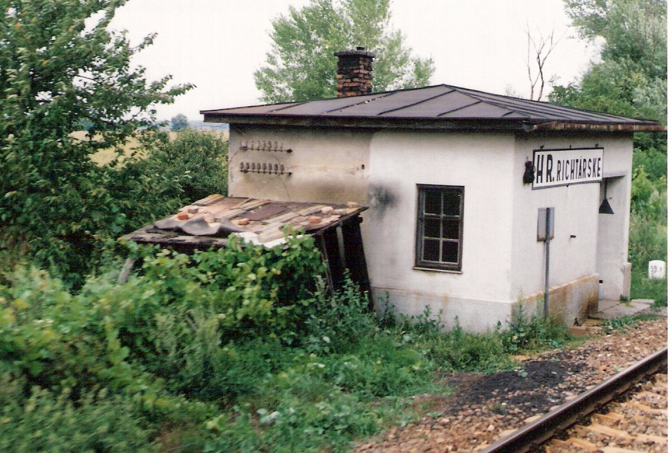  Brestovany - Leopoldov, km 59,7 - strážny dom (hradlo Richtárske). Šikmý pohľad zo strany koľaje od Bratislavy. Foto: M. Entner, 7.1996. 126 x 89, COLOR 