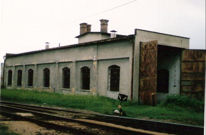  Rajec - depo. Šikmý pohľad zo strany koľají od konca trate. Foto: M. Entner, 17.8.1996. 126 x 89, COLOR 