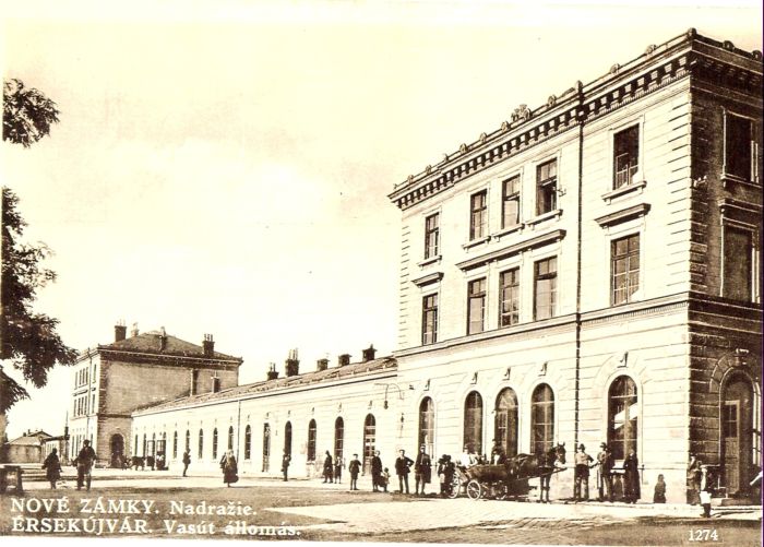  Nové Zámky - výpravná budova. Šikmý pohľad z predstaničného priestoru od Štúrova. Foto: Anon., cca 1930, farebná xerokópia. 240 x 164 