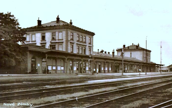  Nové Zámky - výpavná budova. Šikmý pohľad zo strany koľají od Štúrova. Vodný žeriav, mechanické návestidlo. Foto: Anon,., cca 1920, farebná xerokópia. 265 x 173 