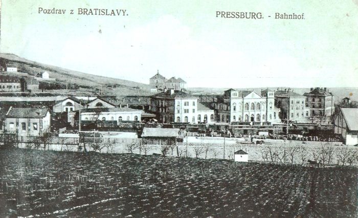 Bratislava hl. st. - objekty stanice. Panoramatický pohľad od Pražskej ulice. Foto: Anon., 1919, farebná xerokópia. 270 x 175 