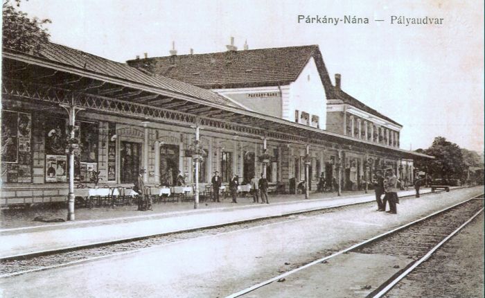  Štúrovo (Párkány-Nána) - výpravná budova. Šikmý pohľad zo strany koľají od št. hranice. Foto: Anon., 1915, farebná xerokópia. 278 x 175 