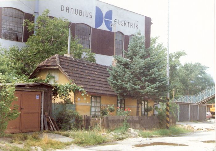  Bratislava-filiálka - obytná budova pri výpravnej budove v smere na Bratislava Nivy. Šikmý pohľad zo strany koľají od Bratislava Nivy. Foto: M. Entner, leto 1992. 178 x 126, COLOR 
