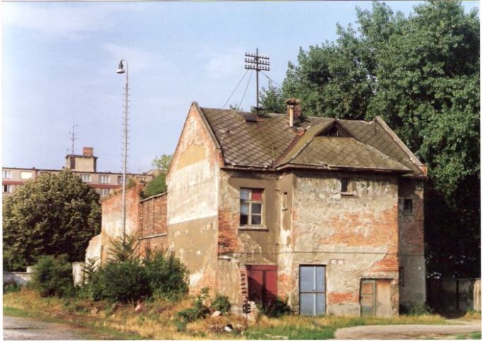  Bratislava-filiálka - obytná budova pri nákladišti na strane Bratislava Nivy. Šikmý pohľad zo strany koľají od Rače. Foto: M. Entner, leto 1994. 178 x 126, COLOR 