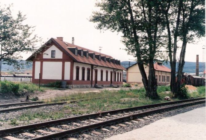  Bratislava východ - obytná budova v starom depe (personálna kuchyňa). Šikmý pohľad zo strany depa od Vajnor. Foto: M. Entner, 7.1998. 178 x 126, COLOR 