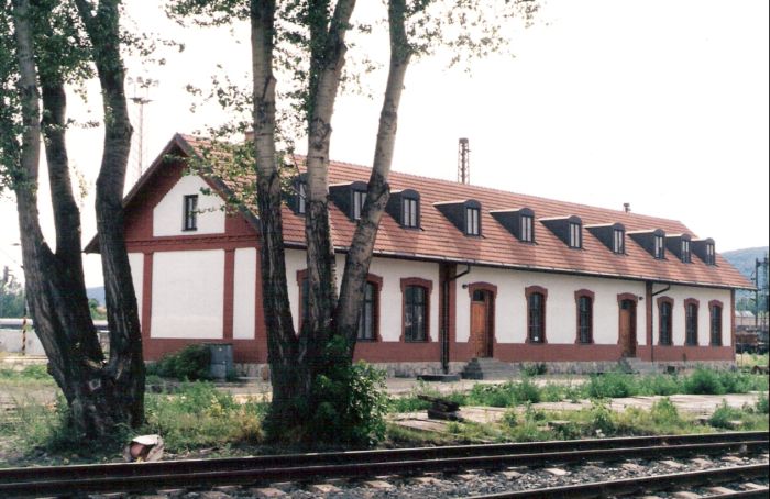  Bratislava východ - obytná budova v starom depe (personálna kuchyňa). Šikmý pohľad zo strany depa od Vajnor. Foto: M. Entner, 7.1998. 178 x 126, COLOR 