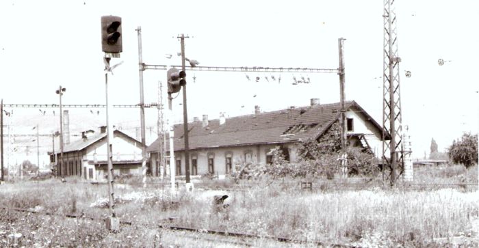  Bratislava východ - staré depo. Obytná a dielenská budova (personálna kuchyňa a trubkáreň). Šikmý pohľad zo strany koľají od Vajnor. Foto: Z. Piešová, 1986. 128 x 90 