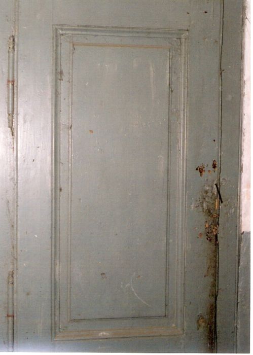  Devínska Nová Ves - obytná budova pri bratislavskom zhlaví. Pohľad na výplň dverí v interiéri. Foto: M. Entner, 26.2.1996. 89 x 126, COLOR 