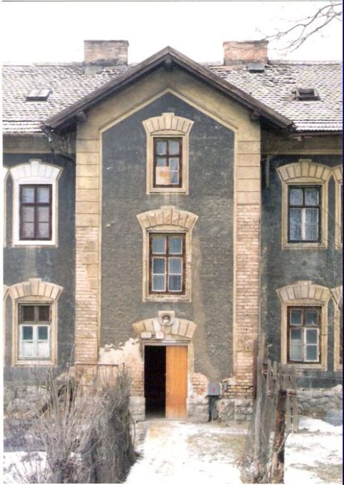  Devínska Nová Ves - obytná budova pri bratislavskom zhlaví. Čelný pohľad zo strany koľají na centrálnu časť budovy. Foto: M. Entner, 26.2.1996. 89 x 126, COLOR 