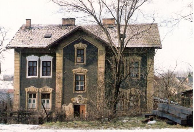  Devínska Nová Ves - obytná budova pri bratislavskom zhlaví. Čelný pohľad zo strany koľají. Foto: M. Entner, 26.2.1996. 126 x 89, COLOR 