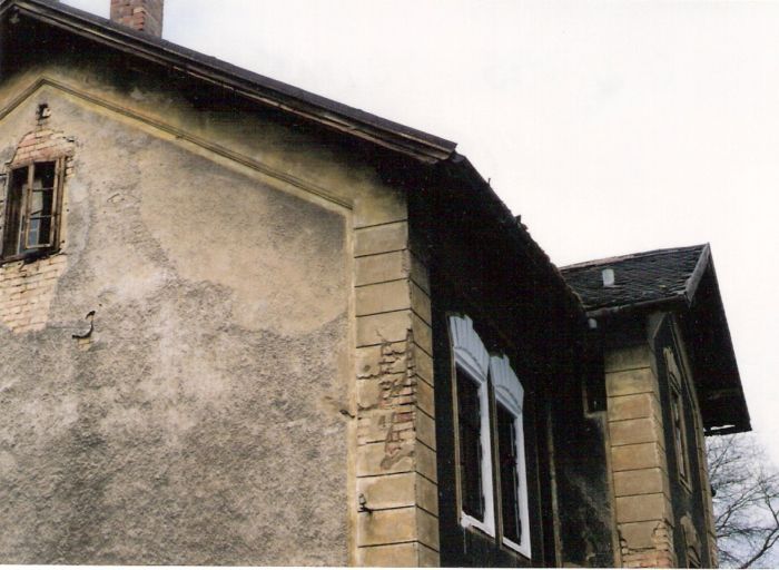  Devínska Nová Ves - obytná budova pri bratislavskom zhlaví. Šikmý pohľad zo strany koľají na bratislavské nárožie od Bratislavy v 1. poschodí. Foto: M. Entner, 26.2.1996. 126 x 89, COLOR 