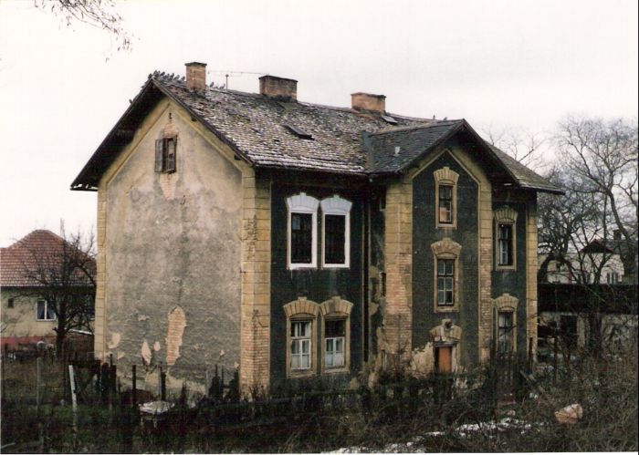  Devínska Nová Ves - obytná budova pri bratislavskom zhlaví. Šikmý pohľad zo strany koľají od Bratislavy. Foto: M. Entner, 26.2.1996. 126 x 89, COLOR 