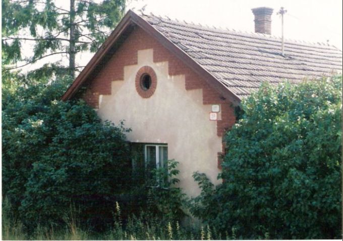  Chynorany - obytná budova pri topolčianskom zhlaví. Šikmý pohľad zo strany koľají od Prievidze. Foto: M. Entner, 25.8.1996. 126 x 89, COLOR 