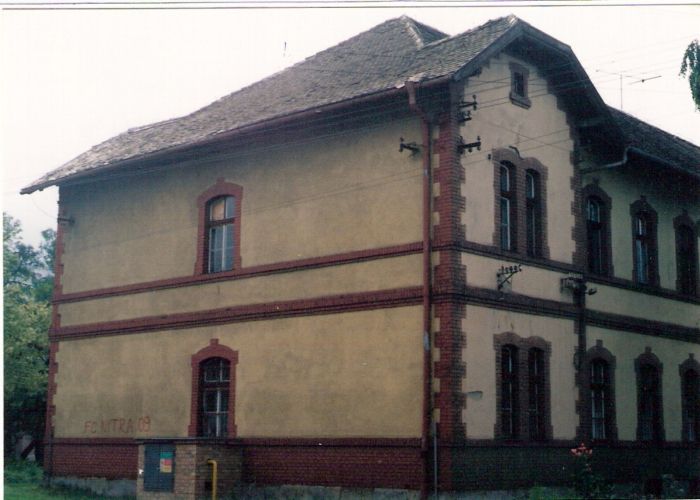  Leopoldov - obytná budova pri stanici. Šikmý pohľad na žilinskú stranu zo strany privrátenej ku stanici od Žiliny. Foto: M. Entner, 9.1996, 126 x 89, COLOR 