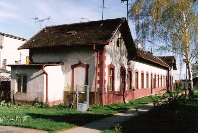  Leopoldov - obytná budova na žilinskej strane depa. Šikmý pohľad zo strany koľají od Bratislavy. Foto: R. Chalupa, 17.4.2000. 125 x 89, COLOR 