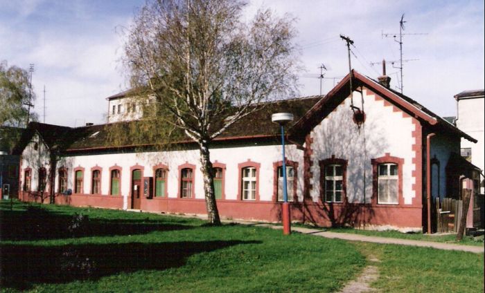  Leopoldov - obytná budova na žilinskej strane depa. Šikmý pohľad zo strany koľají od Žiliny. Foto: R. Chalupa, 17.4.2000. 125 x 89, COLOR 