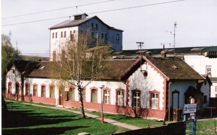  Leopoldov - obytná budova na žilinskej strane depa. Šikmý pohľad zo strany koľají od Žiliny. Foto: R. Chalupa, 17.4.2000. 125 x 89, COLOR 