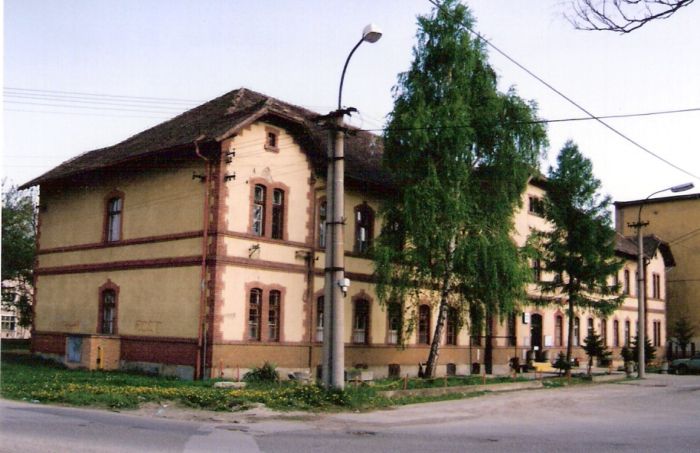  Leopoldov - obytná budova pri stanici. Šikmý pohľad zo strany stanice od Žiliny. Foto: R. Chalupa, 21.4.2000. 125 x 89, COLOR 