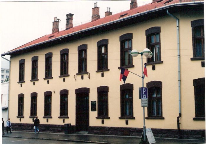  Vrútky os. st. - administratívna budova oproti výpravnej budove. Šikmý pohľad na krídlo kolmé na koľaje zo stany stanice od Košíc. Foto: M. Entner, 13.9.1996. 126 x 89, COLOR 