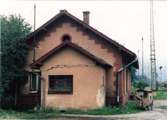  Vrútky os. st. - obytná budova pri košickom zhlaví. Pohľad na bočnú fasádu od Košíc. Foto: M. Entner, 13.9.1996. 126 x 89, COLOR 