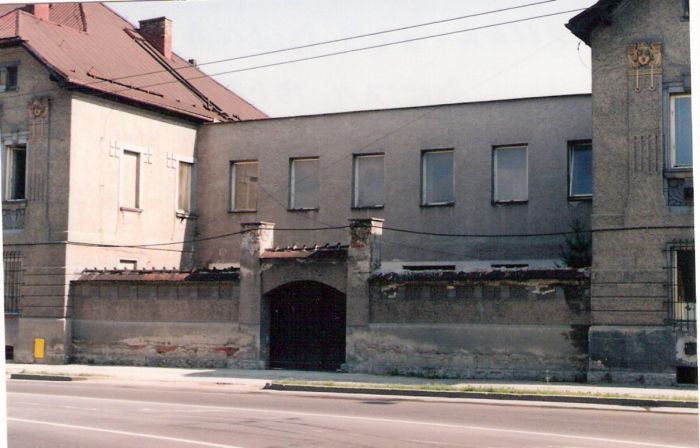  Žilina - pošta na košickej strane výpravnej budovy. Čelný pohľad z predstaničného priestoru na prepojovací trakt. Foto: M. Entner, 4.7.1996. 126 x 89, COLOR 