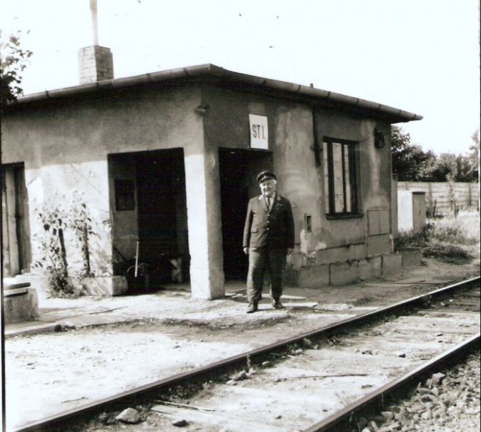  Bratislava filiállka - stavadlo na račianskom zhlaví. Šikmý pohľad zo strany koľají od filiálky. Signalista p. Križan. Foto: M. Entner, leto 1988. 126 x 126 
