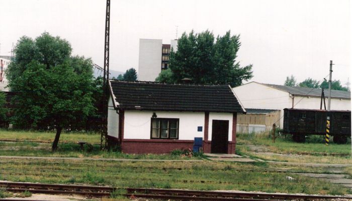  Bratislava východ - staré depo. Stanovište vedúceho posunu (zrejme bývalé stanovište popolárov). Čelný pohľad zo strany stanice. Foto: M. Entner, 5.1997. 178 x 126, COLOR 