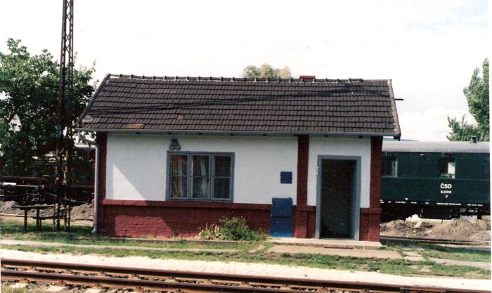  Bratislava východ - staré depo. Stanovište vedúceho posunu (zrejme bývalé stanovište popolárov). Čelný pohľad zo strany stanice. Foto: M. Entner, 7.1998. 178 x 126, COLOR 