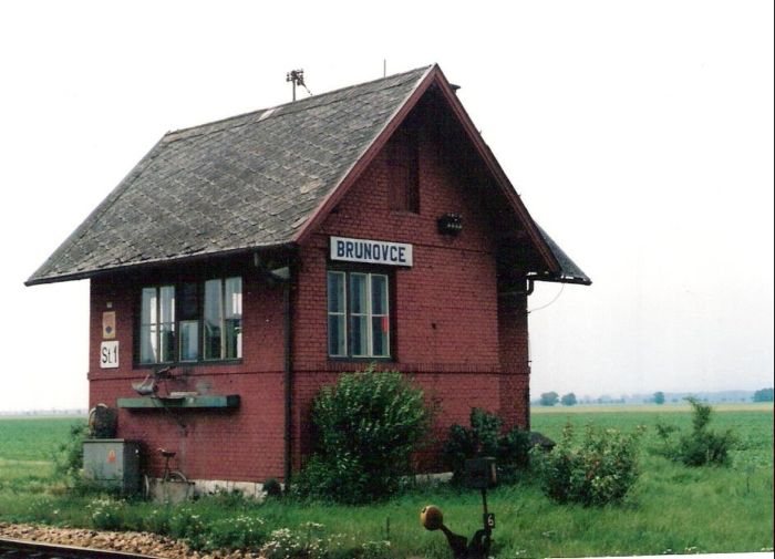  Brunovce - stavadlo na žilinskom zhlaví (St 1). Šikmý pohľad zo stany koľají od Žiliny. Foto: M. Entner, 23.6.1996. 126 x 89, COLOR 