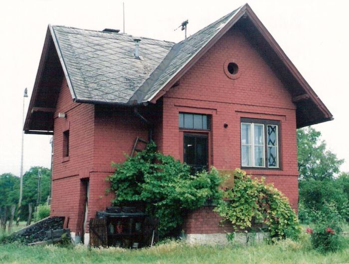  Brunovce - stavadlo na žilinskom zhlaví (St 1). Šikmý pohľad z predstaničného priestoru od Bratislavy. Foto: M. Entner, 23.6.1996. 126 x 89, COLOR 