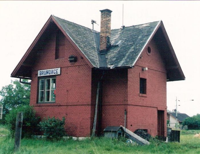  Brunovce - stavadlo na žilinskom zhlaví (St 1). Šikmý pohľad z predstaničného priestoru od Žiliny. Foto: M. Entner, 23.6.1996. 126 x 89, COLOR 
