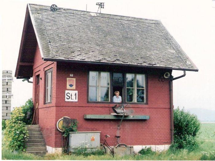  Brunovce - stavadlo na žilinskom zhlaví (St 1). Čelný pohľad zo strany koľají. Foto: M. Entner, 23.6.1996. 126 x 89, COLOR 