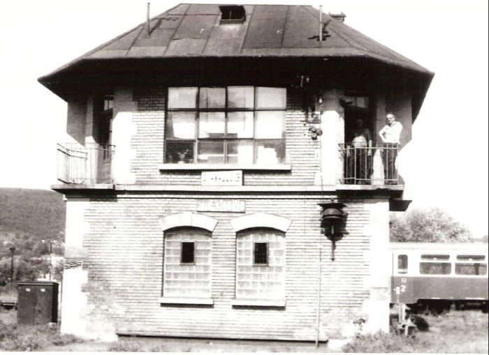  Fiľakovo - stavadlo na zvolenskom zhlaví (St 3). Čelný pohľad zo strany koľají. Dvojúderné zvonkové návestidlo. Foto: J. Kubáček, 22.7.1992. 178 x 124 