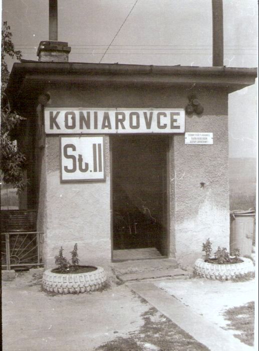  Koniarovce - stanovište signalistu na nitrianskom zhlaví (St II). Čelný pohľad zo strany koľají. Foto: Z. Piešová, cca 1988. 104 x 147 