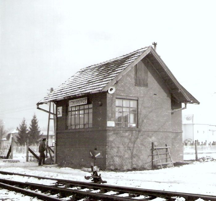  Koniarovce - stavadlo na prievidzskom zhlaví. Šikmý pohľad zo strany koají od Nitry. Foto: J. Kubáček, 5.1.1996. 100 x 100 