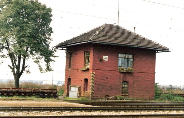  Leopoldov - stavadlo na žilinskom zhlaví (St 1). Šikmý pohľad zo strany koľají od Bratislavy. Foto: M. Entner, 18.10.1996. 178 x 126, COLOR 